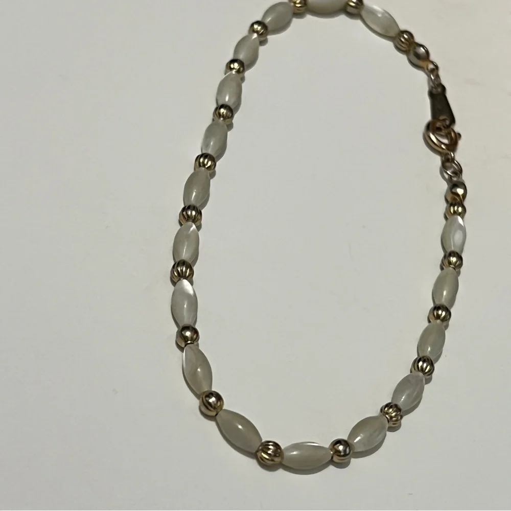 Elegant Gold and pearlescent Cream Beaded Bracelet‎ minimalist